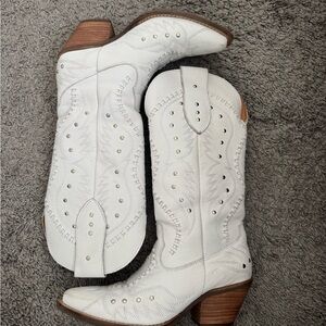 Elegant White Leather Heeled Boots